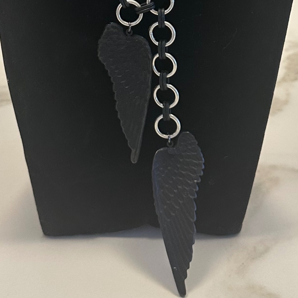 TOVA - Edgy Antique Pink and Silver Wing Pendant Statement Necklace - Picture 9 of 14
